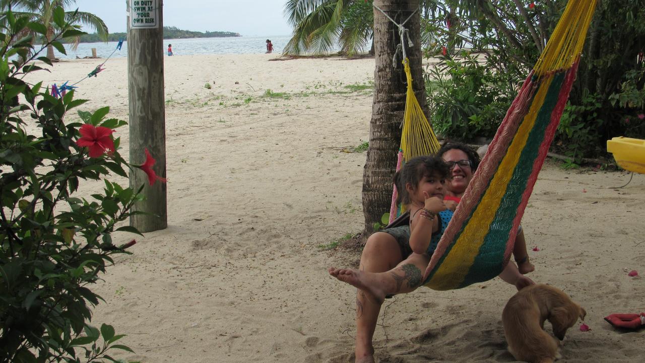 Anda Di Hows Hostel Placencia 외부 사진