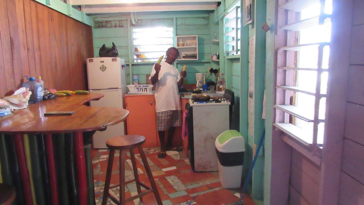 Anda Di Hows Hostel Placencia 외부 사진